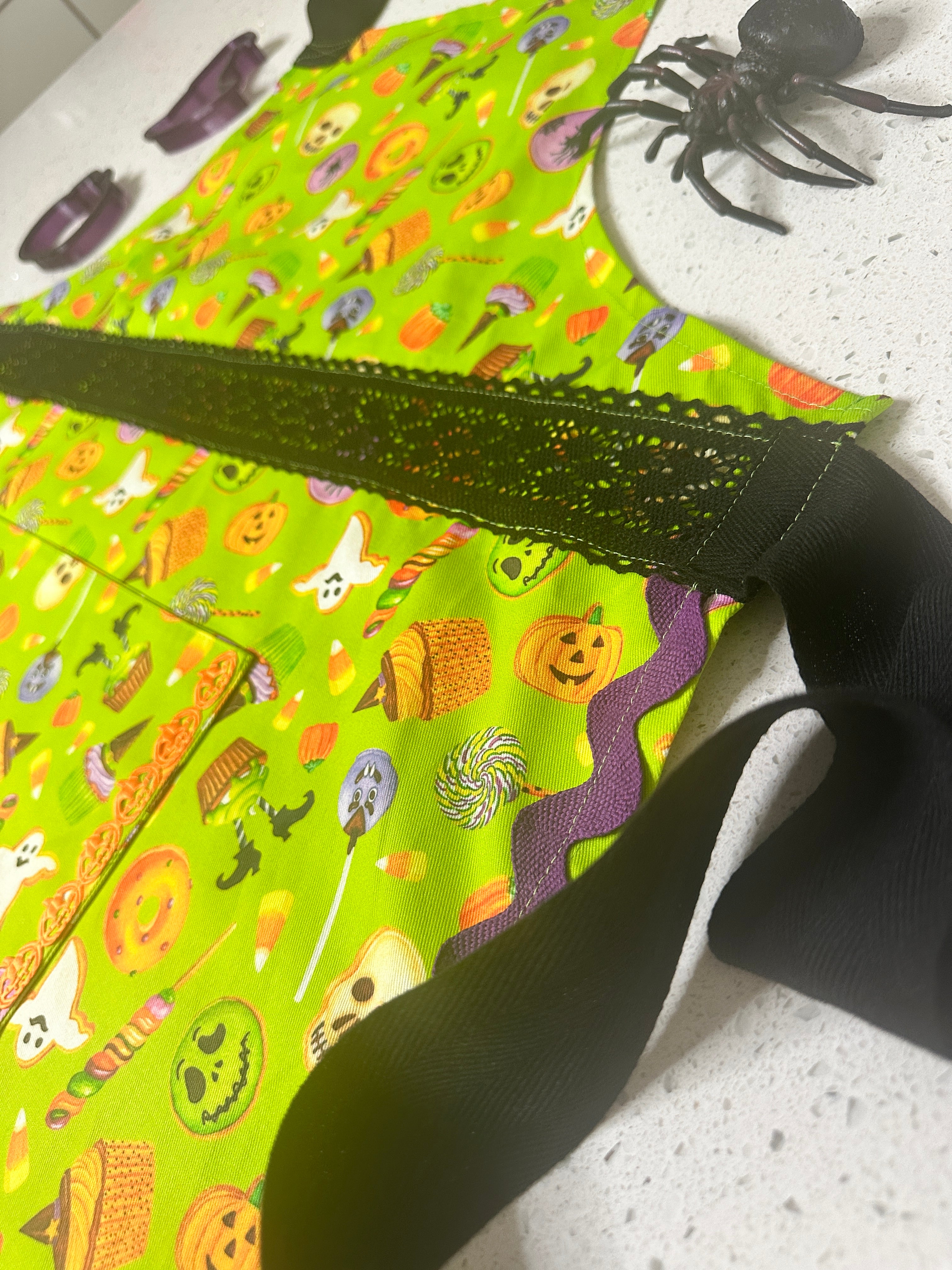 🎃 Sweet & Spooky Full Apron – Halloween Treat Edition
